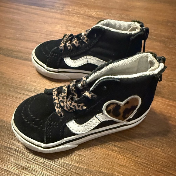 Toddler Girl VANS with Leopard Print and Heart and Back Zip Closure, size 5 - Picture 3 of 9